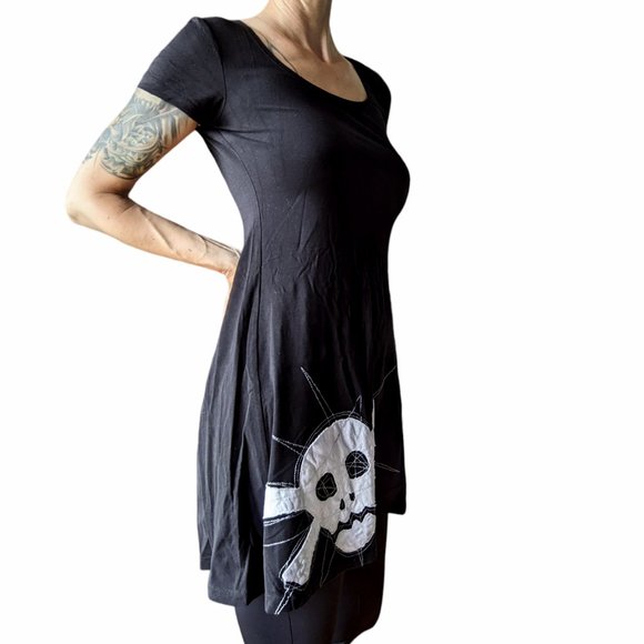 Fluide black dress with white skull detail, small t-shirt dress - Picture 5 of 12